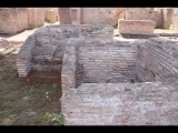 02622 ostia - regio ii - insula ix - aula del gruppo di marte e venere (ii,ix,3) - ladenfront - laden 9 - li - treppe - bli ri westen - 09.2022.jpg